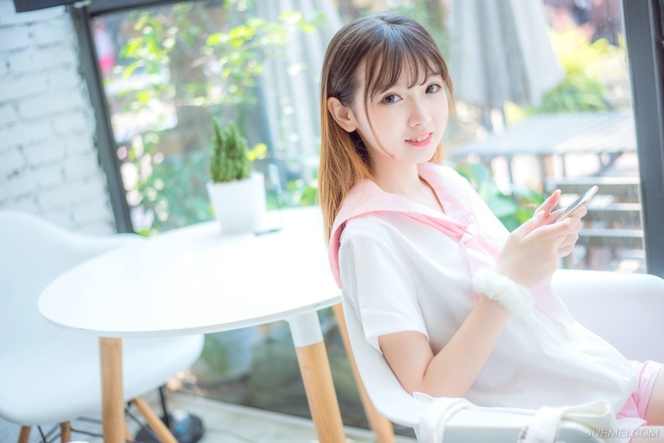 “走！”庞统眉头一挑，向魏延招了招手，带着人马冲向刺史府。